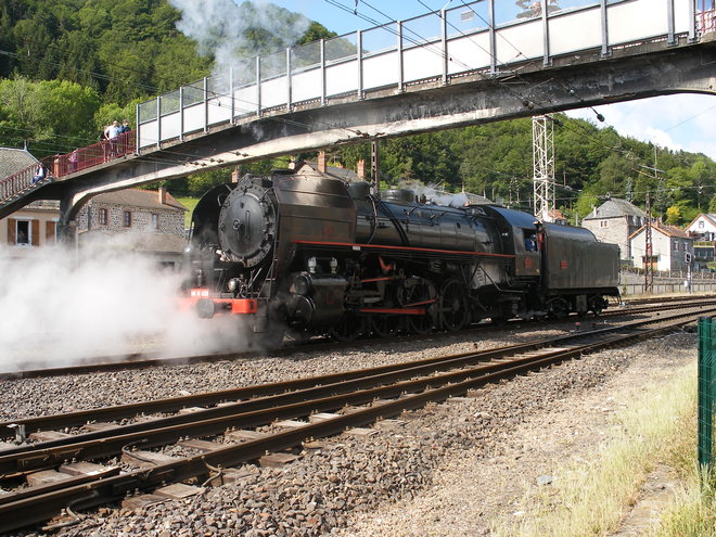 Passage sous la passerelle de la gare de Neussargues de la 141 R 420 refoulante.JPG