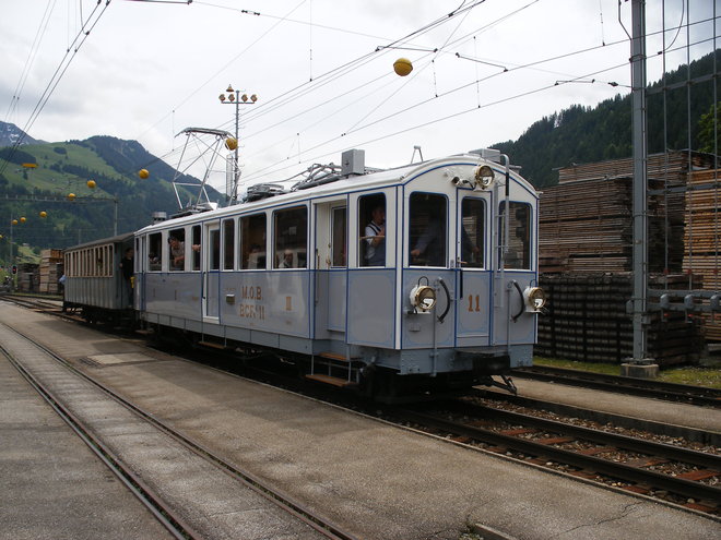 Automotrice BCFe4 n°11 et sa voiture d'attelage en gare de St Stephan.JPG