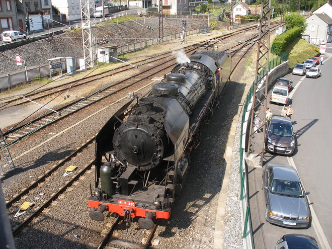 La 141 R 420 vue depuis la passerelle de la gare de Neussargues.JPG