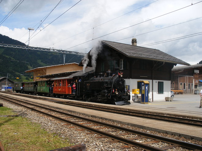 Train à vapeur en gare de St Stephan.JPG