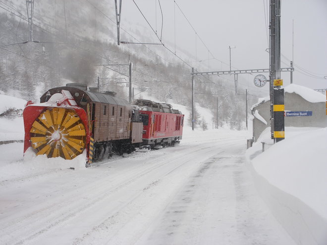 Le 21 Janvier 2012 le chasse-neige rotatif Xrot 9213 des Rhb arrive en gare de Bernina-Suot avec la motrice bi-mode 802 en assistance ..JPG