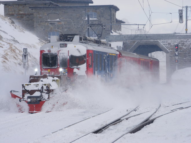 Train Regio tracté par une ABe série 50 reliant Tirano à St Moritz affrontant la neige à l'aide d'une étrave hydraulique entrant en gare d'Ospizio-Bernina.JPG