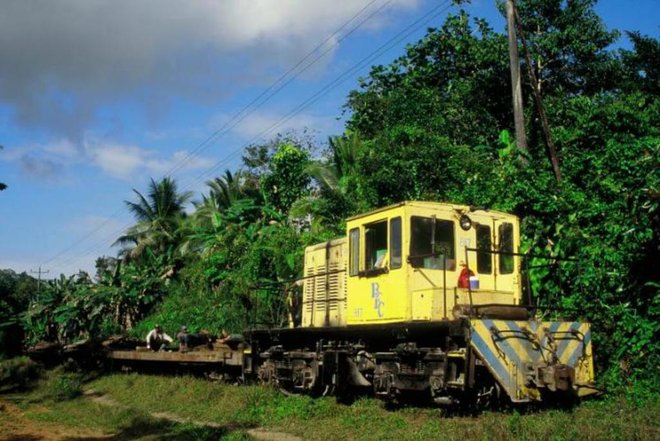 Demolition train of the banana transport railway, of the Bocas Fruit Company between Almirante and Changuinola with locomotive 817 (GE 32 tons).jpg