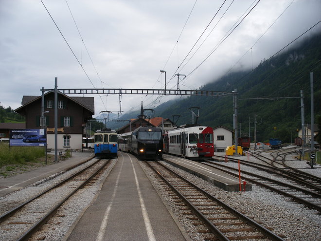 Vue générale de la gare de Montbovon avec le Golden-Pass Panoramique et deux trains regios (2).JPG