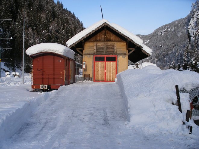 Halle aux marchandises et wagon couvert en gare du Chatelard-frontière enneigée.JPG