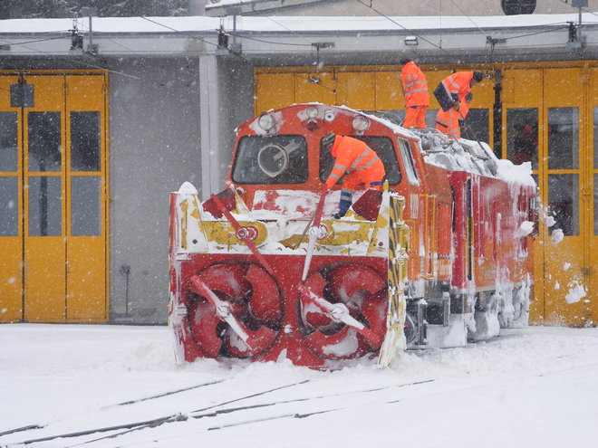 Déneigement du chasse-neige élèctrique devant la remise de Pontresina.JPG