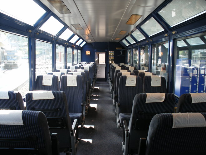 Compartiment panoramique de 2e classe du Golden Pass Panoramique à Montreux.JPG