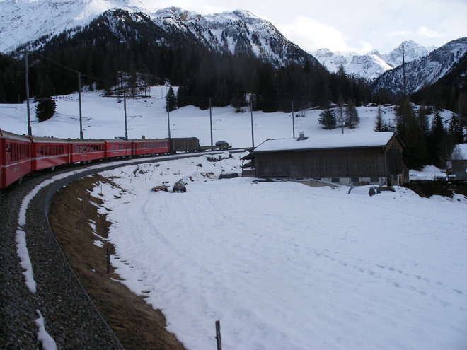 Wagons de Marchandises parmis un train régional régulier (2).JPG