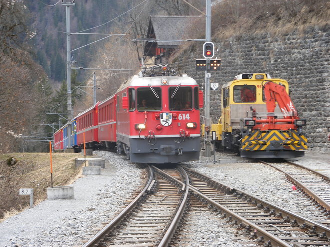 Train Regio tracté par la Ge II 614 entrant en gare de Lüen-Castiel.JPG