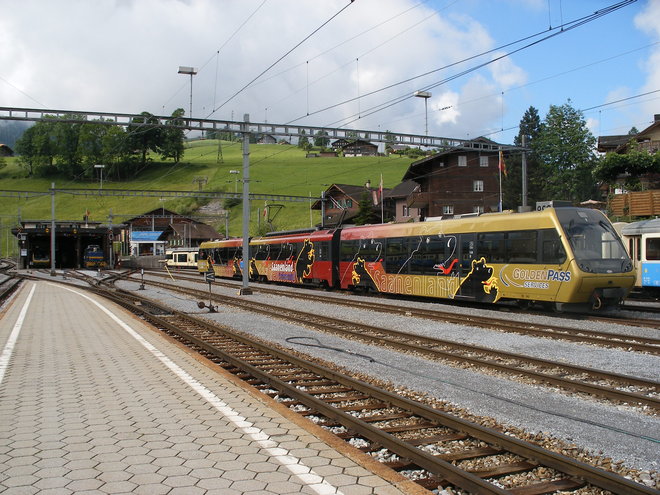 Une rame du Golden-Pass-Service devant la remise de la gare de Zweisimmen.JPG