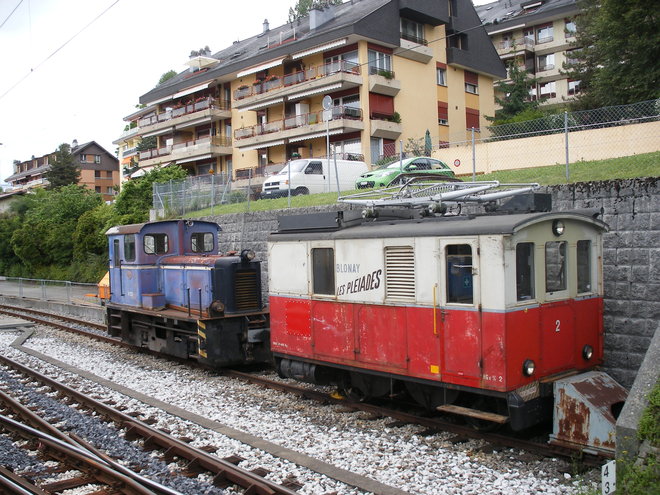 Tracteurs Diesel et élèctriques sur la ligne du MOB.JPG