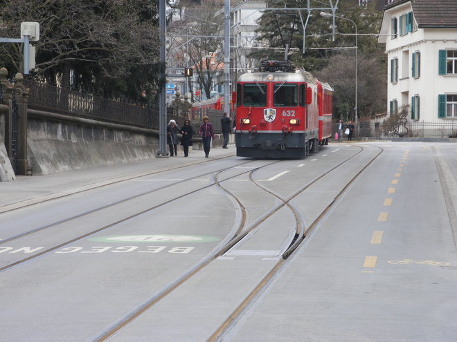 La motrice Ge 4.4 II 632 arrive en gare de Coire comme un tram.JPG