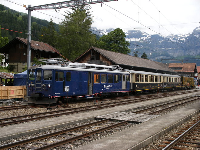 Matériel de service et du train du chocolat en gare de La Lenk.JPG