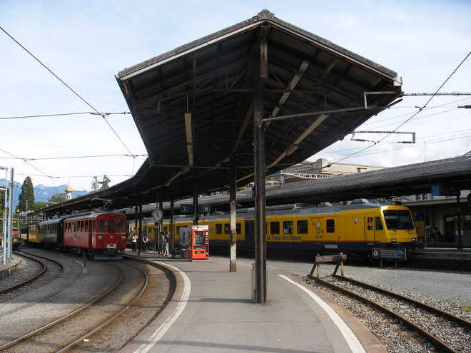 Train historique ex-Rhb , abri de quai courbe et train des Vignes à Vevey.JPG