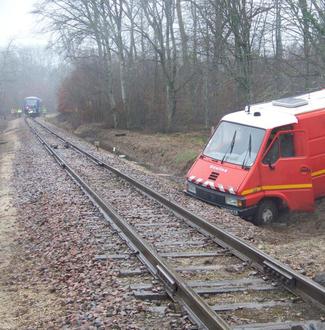 La camionnette a été poussée au fossé par le train..jpg