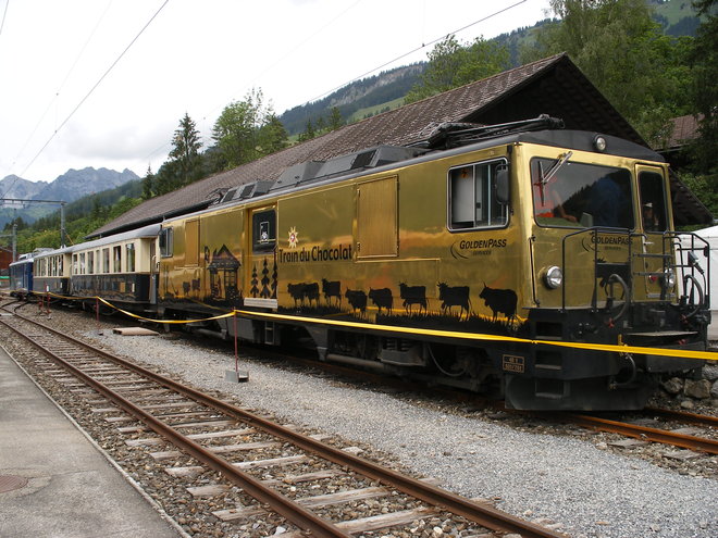 Matériel roulant du train du chocolat en gare de La Lenk.JPG