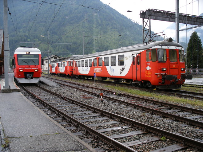 A droite , composition ancienne formée d'une ABDe et de la Bt N°33 voisine avec l'automotrice NINA N°511 en gare d'Orsières.JPG