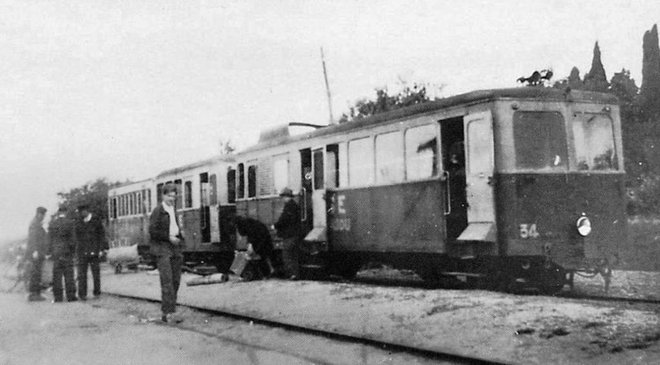49 - Brissonneau stationné en Gare de Beaufort en 1948.jpg