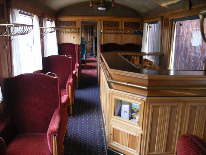 Intérieur de la voiture-bar 1e classe du train du chocolat.JPG