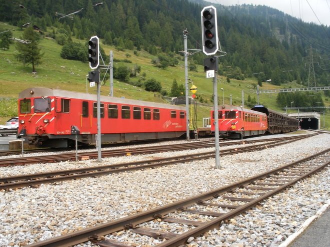 Trains-navettes du tunnel de base de la Furka à Oberwald.jpg
