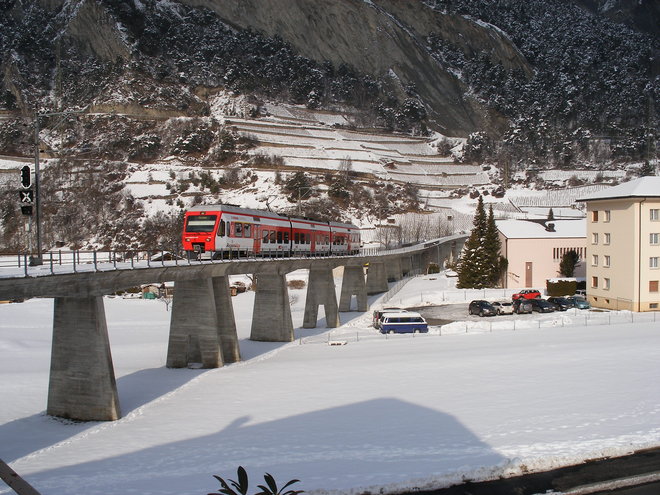 Une rame NINA franchit le viaduc en béton de Sembrancher avant d'entrer dans cette gare.JPG