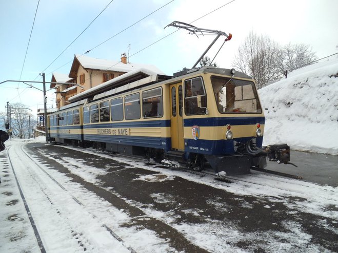 Bhe 4.8 N°301 en gare de Caux.jpg