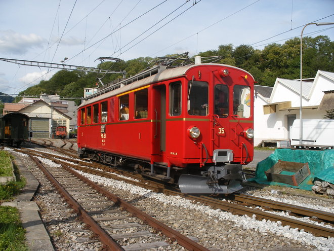 Automotrice N° 35 ex-Rhb en manoeuvre à Vevey.JPG