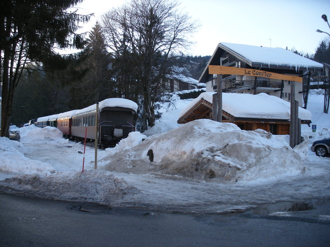 L'entrée du site du Coni'fer aux Hopitaux Neufs , voiture Seetal en fin de convoi . Le dernier prolongement prévu franchira la route en direction de la station de ski de Métabief.JPG