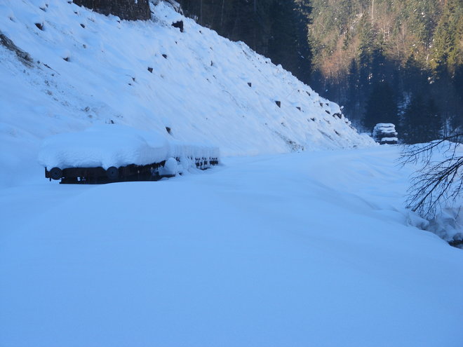 Attendant la fonte de la neige , ces deux wagons plats reprendront du service au Printemps pour le prolongement à Combe-Motta au travers de la commune de Montperreux.JPG