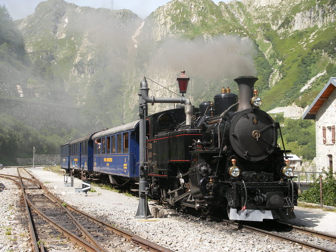 Prise d'eau à la grue hydraulique munie d'une lanterne pour la HG 130 T ex-BFD N°4 à crémaillère Abt en gare de Gletsch ( canton du Valais ).JPG