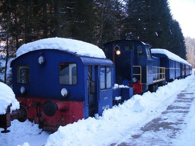 Le terminus ( très provisoire ) du train du Coni'fer à Fontaine Ronde . Le train est formé par les locotracteurs Kö N° 4628 et Y 51232  ainsi que trois fourgons suisses dont un Spoutnik et d'une voiture Seetal.JPG
