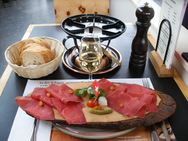 Viande séchée fribourgeoise à la plancha au restaurant de la fromagerie de Gruyères.JPG
