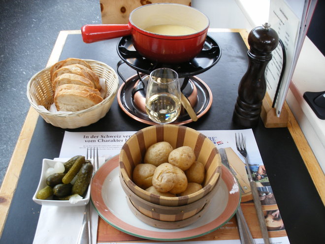 La fondue moitié-moitié Gruyère + Vacherin avec pommes de terre et pain au restaurant de la fromagerie de Gruyères.JPG