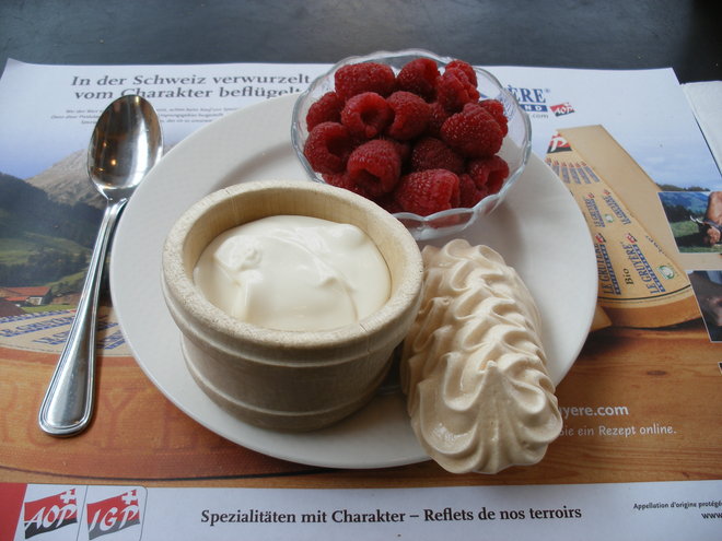 Merigue double-crème et framboises au restaurant de la fromagerie de Gruyères.JPG