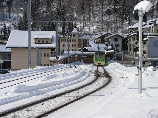Un train des TPC en gare simplifiée du Sépey.JPG