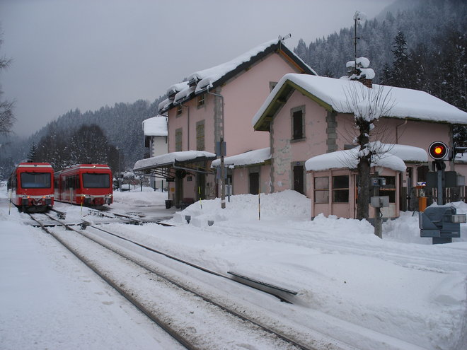 Les Z 853 et 854 se croisant en gare des Tines.JPG