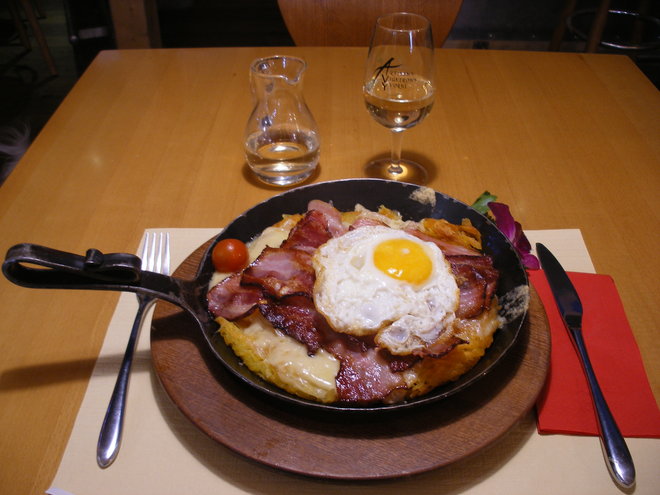 Un plat de Rösti avec tranches de lard et oeuf au restaurant Le Cerf au Sépey.JPG