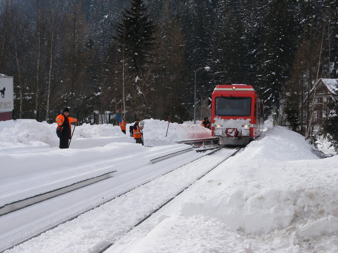 Agents de l'EMB et Z 850 entrant en gare d'Argentière.JPG