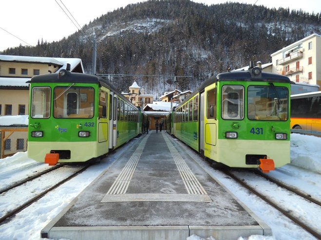 Deux trains de l'ASD en gare reconstruite du Sépey.jpg