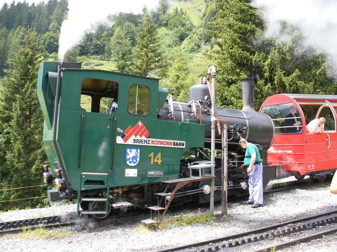 Locomotive à vapeur au fuel et crémaillère du Brienz Rothorn Bahn à l'arrêt de Planalp.JPG