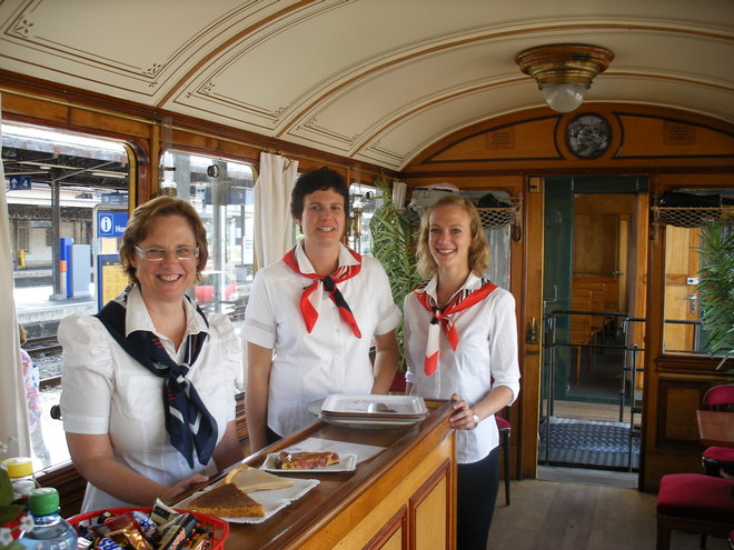 Brigade féminine dans la voiture bar historique des Rhb.JPG