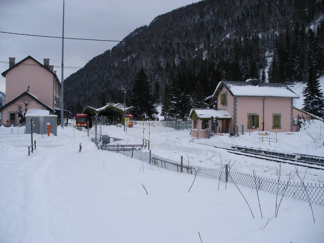 Automotrices Z 854 et Z 803 en gare de Vallorcine enneigée.JPG
