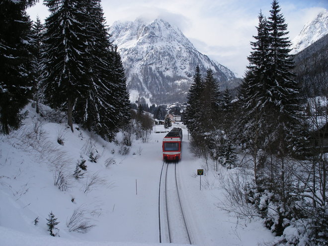 La Beh 4.8 N°72 va  arriver en gare de Vallorcine sur fond des Aiguilles Rouges.JPG
