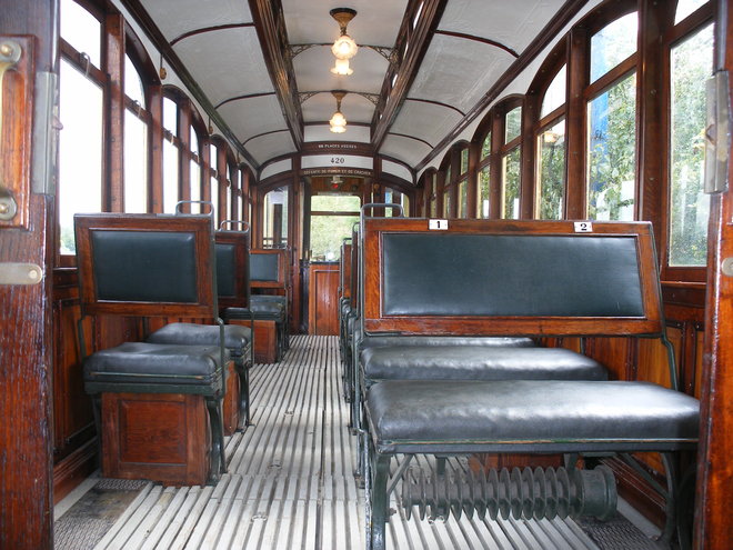 Intérieur du tram N°420 avec banquettes à dossiers réversibles et éclairage tulipe.JPG