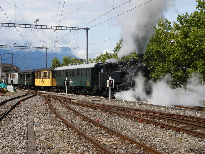 Refoulement avec purgeurs ouverts du train à vapeur du Blonay-Chamby dans l'avant-gare de Vevey.JPG