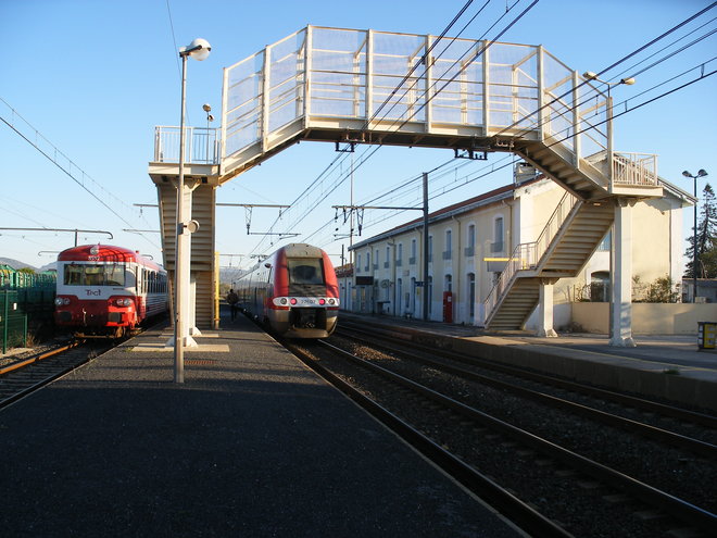 Correspondance possible en gare de Rivesaltes entre la Z 27607 et l'X 4573 + XR 8592.JPG