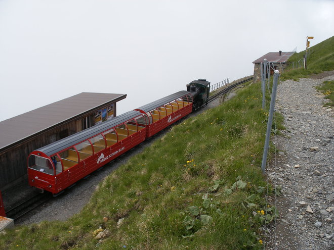 Le train à vapeur au terminus de Rothorn sur fond de mer de brûme !.JPG