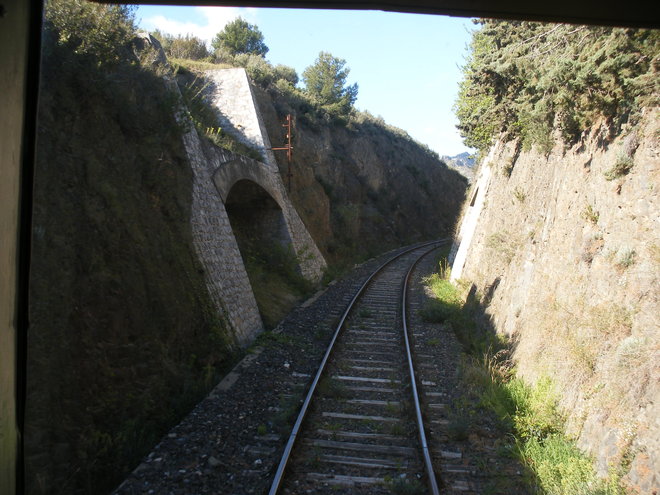 Tranchée semi-maçonnée entre la gare et le village de Cases de Pène.JPG