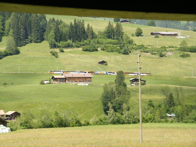 Le Golden-Pass-Panoramique se dirigeant vers Zweisimmen vu depuis le train historique à vapeur se dirigeant vers La Lenk.JPG