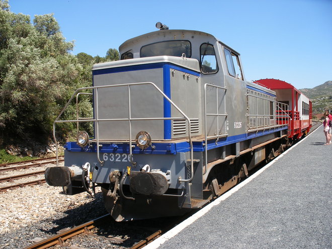 BB 63226 et grande baladeuse mixte en gare d'Estagel.JPG